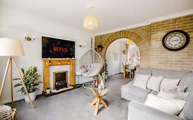 Serene Boho Retreat: White Oak Charm House 10Ppl